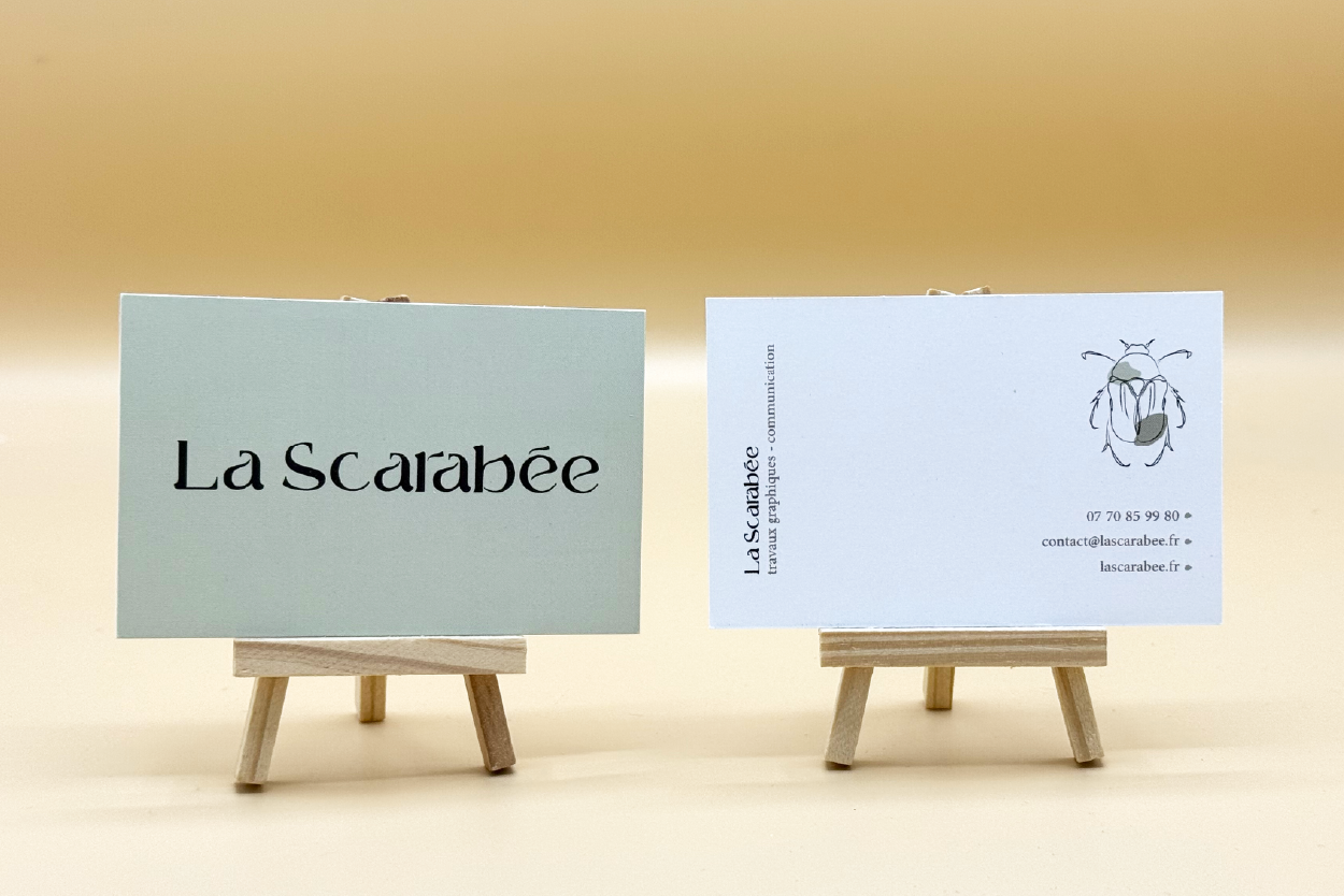 Carte de visite du studio graphique La Scarabée, au design minimaliste et professionnel, avec logo et identité visuelle sur mesure