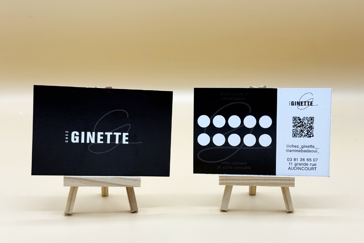 Carte de visite et carte de fidélité conçue pour un salon de coiffure, alliant design élégant et fonctionnel, avec espace pour tampons ou points fidélité