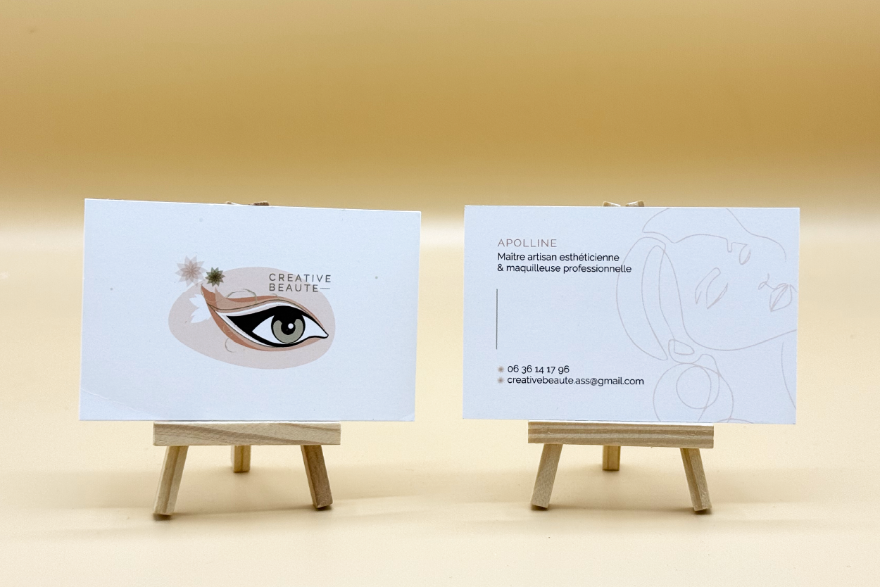 Carte de visite élégante et féminine conçue pour une maquilleuse professionnelle, avec typographie soignée et palette douce inspirée de l’univers de la beauté