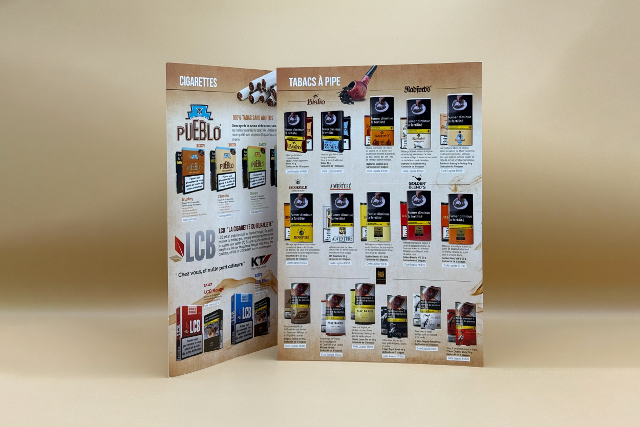 Dépliant ouvert présentant des produits de tabac pour un point de vente spécialisé, organisé en grille avec images et codes produits.
