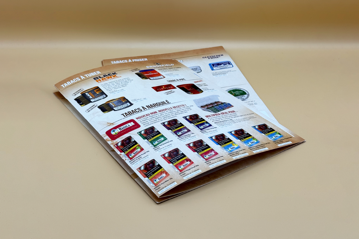 Dépliant ouvert présentant des produits de tabac pour un point de vente spécialisé, organisé en grille avec images et codes produits.