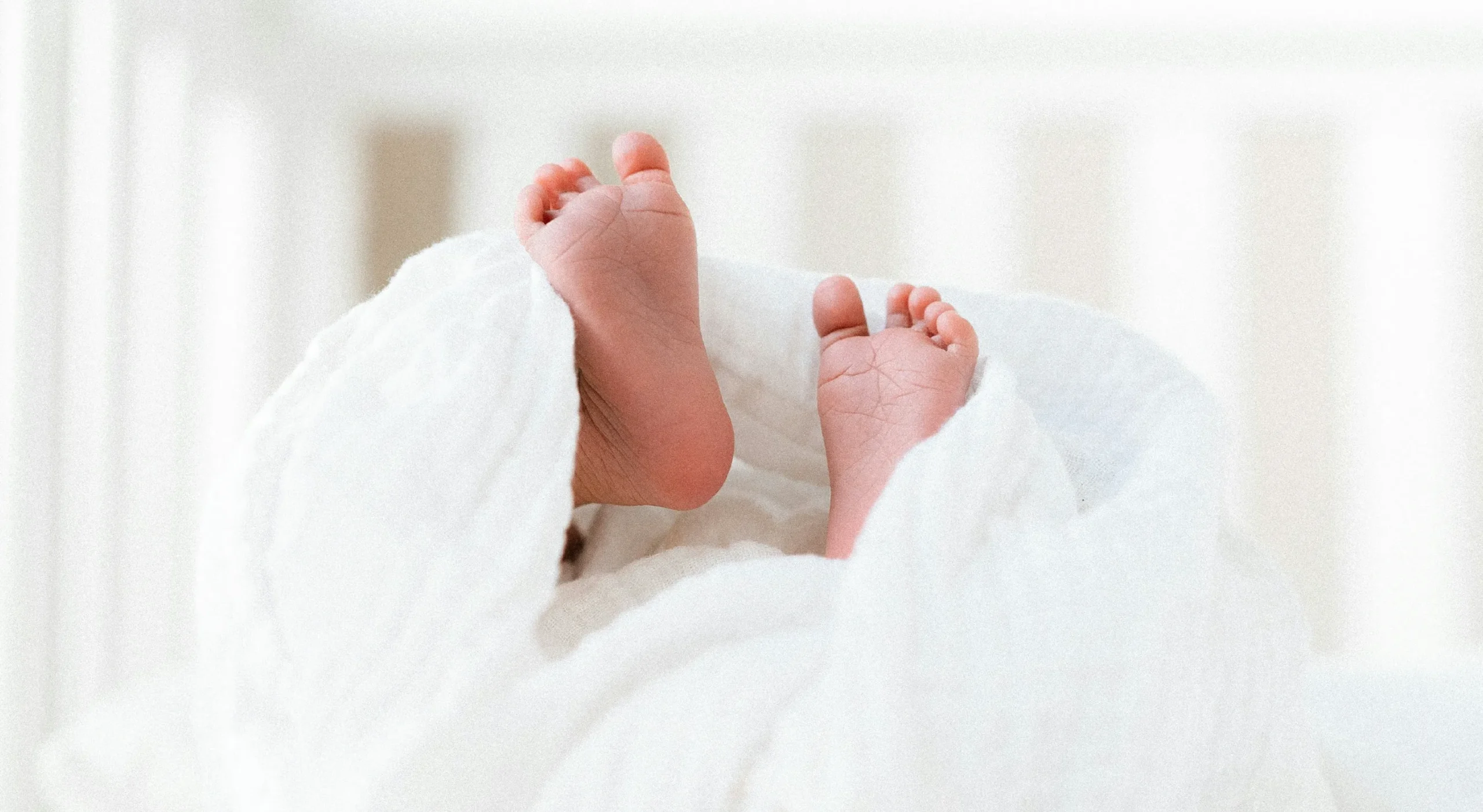 Pieds de bébé dans un style doux, aux couleurs tendres et poétiques illustrant les services : Autour de bébé
