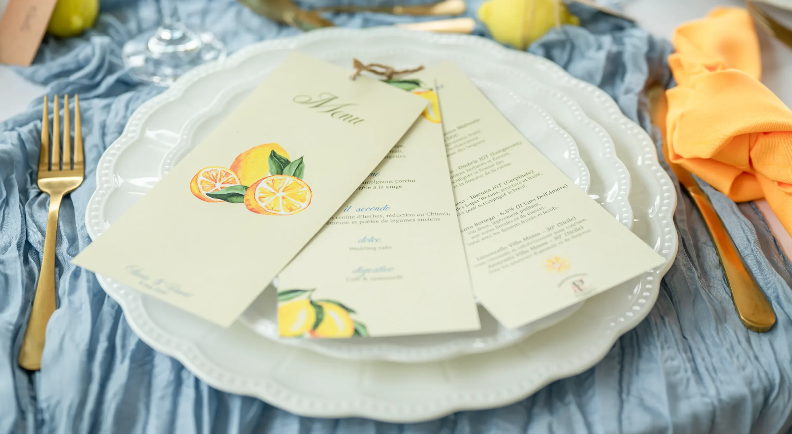 Papeterie de mariage élégante disposée sur une table : menu en 3 volets dans un univers raffiné et harmonieux, illustrant les services : Mariage